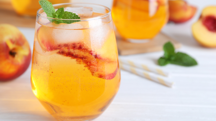 Karpuzlu limonatayı nane ile süsleyerek serinletici bir içecek olarak tüketebilirsiniz.