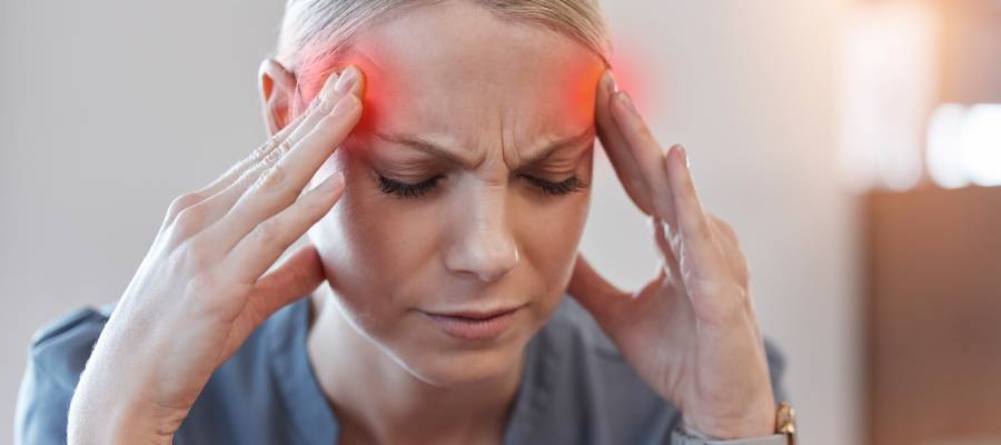 Beyin donması belirtileri arasında baş dönmesi yer alır.