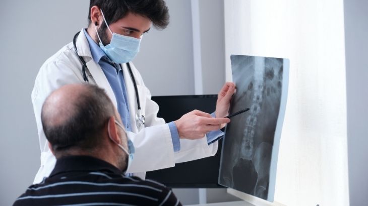 OLIF genellikle bel fıtığı, omur kayması veya dejeneratif disk hastalığı gibi durumları olan cerrahi müdahaleye uygun hastalar için tercih edilir.