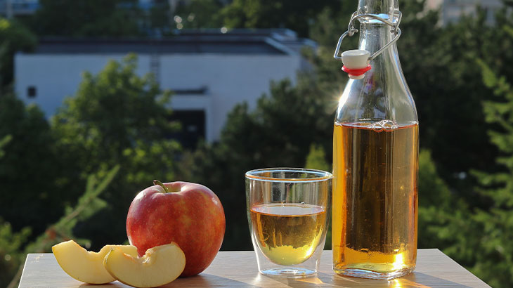 Evde elma suyu pratik birkaç adımı izleyerek kolayca yapılabilir.