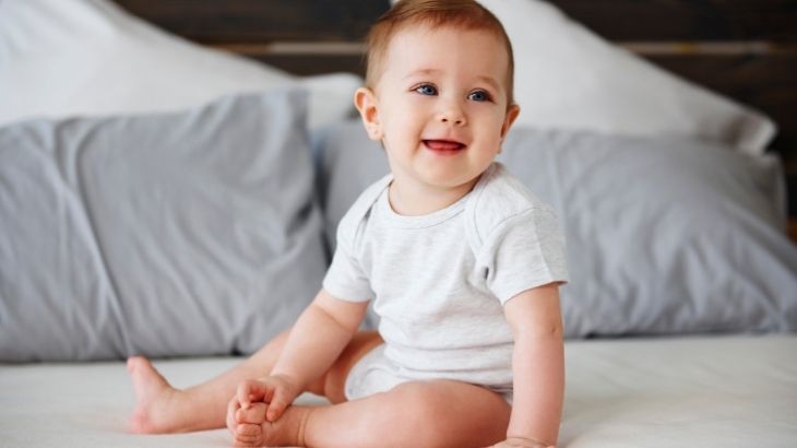 Bazı bebekler desteksiz oturma evresine 8-9 ayda ulaşabilir.