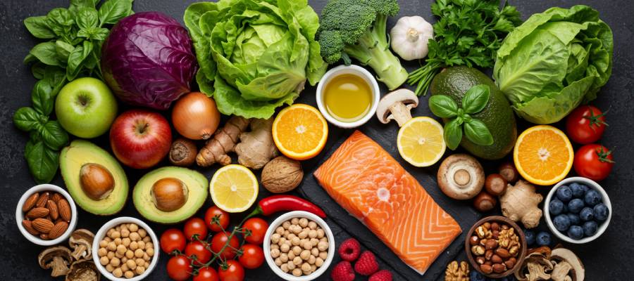 Hayvansal protein alımında ölçülü davranmak ve yanında sebze çeşitlerine yer vermek, damar sağlığını korumaya yardımcı olur. 