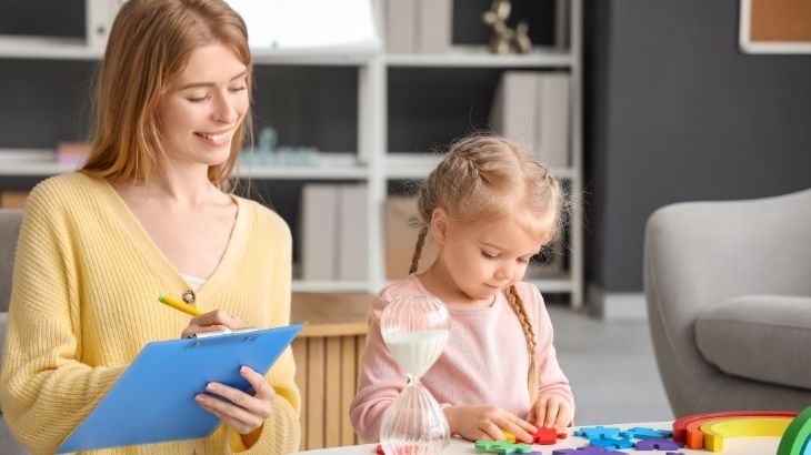 Test uygulanırken çocuğun çeşitli becerileri oyun ve günlük aktiviteler yoluyla uzmanlar tarafından izlenerek kayda alınır.