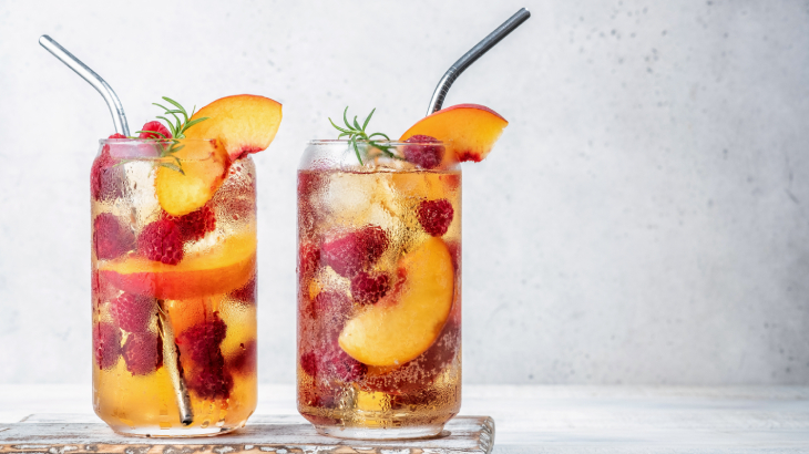 Ev yapımı şeftali suyu, katkı maddesi içermeyen ve taze meyvelerle ev ortamında hazırlanan doğal bir içecektir.