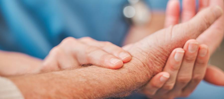 Nabız ölçümü sırasında başparmak kullanmak, aşırı baskı uygulamak güvenilir sonuç alınmasını engeller.