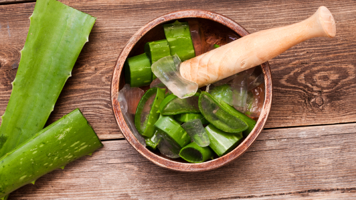 Aloe vera kremi, hassas ve kuru ciltlerde uzun süreli nem sağlayarak cilt bariyerini onarmaya yardımcı olur.