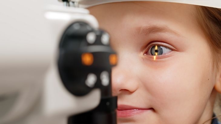 Stargardt hastalığında göz muayenesi tanı için ilk adımdır.