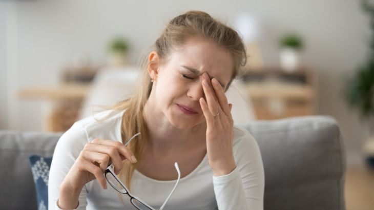 Stargardt hastalığı bulanık görme, ışık hassasiyeti gibi belirtilere sahiptir.