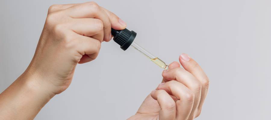 Tırnakta beyaz leke vitamin ve mineral eksikliğinden kaynaklı olabilir.