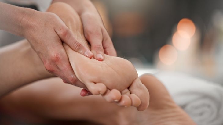 El refleksolojisi, ellerdeki belirli refleks noktalarına parmak uçlarıyla baskı yaparak vücuttaki enerji akışını dengelemeyi amaçlar.