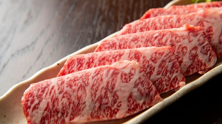 Çiğ etle temas eden yüzeyler, uygun şekilde dezenfekte edilmediğinde zararlı bakteriler için bir üreme alanına dönüşebilir.