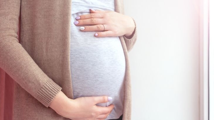 28 haftalık gebe bir kadın karnı