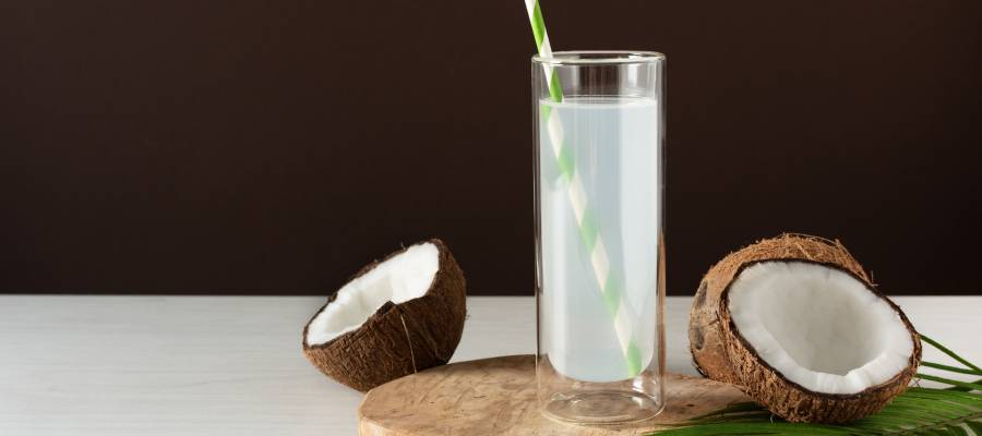 Hindistan cevizi suyu düşük kalorili ve ferahlatıcı bir içecektir.