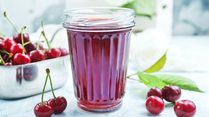 Vişne suyu günlük beslenmeye eklenerek hem lezzet hem de sağlık açısından tercih edilebilir.