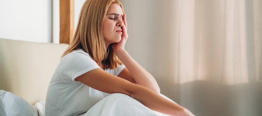 Eğer kulak arkası şişliğe ateş ve halsizlik eşlik ediyorsa doktora başvurmanız önemlidir.