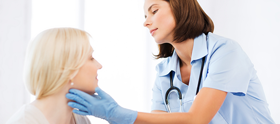 Kordektomi ameliyatı öncesinde, doktorun hastanın boynunu muayene ederek ses telleri ve gırtlak bölgesini değerlendirmesi