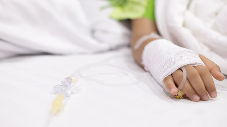 Medulloblastom belirtileri arasında baş ağrısı, denge bozukluğu ve kusma gibi şikayetler yer alabilir. 