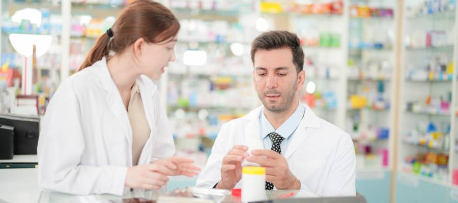 İlacın etkinliği, aynı anda alınan yiyecek ve içeceklerin içeriğine bağlı olarak azalabilir ya da artabilir.