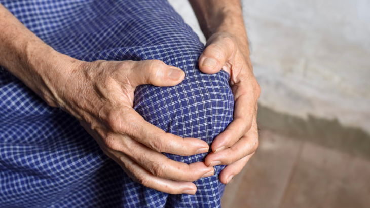 Diz bölgesinde ağrı yaşanması, prepatellar bursit gibi nedenlerle ortaya çıkabilecek bir belirtidir.