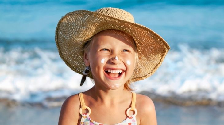 Çocukların ve yaşlıların güneşlenirken daha dikkatli olması cilt sağlığı açısından önemlidir.