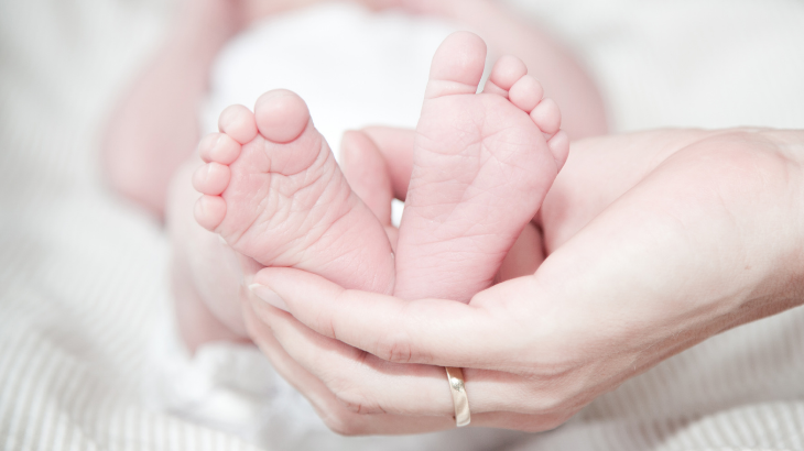 Epidural anestezi, omurga çevresindeki epidural boşluğa lokal anestezik ilaçların enjekte edilmesiyle gerçekleşir.