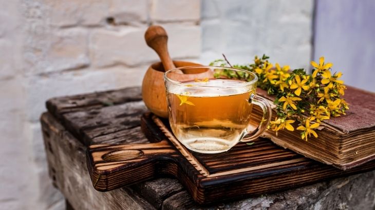 Doğal bir uyku destekleyicisi olarak kantaron çayını tercih etmek faydalı olabilir.