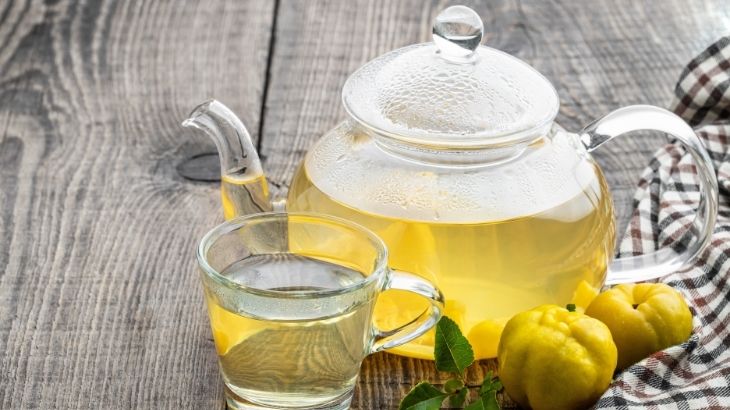 Ayva çayı boğaz rahatsızlıklarında rahatlatıcı etki sunar.