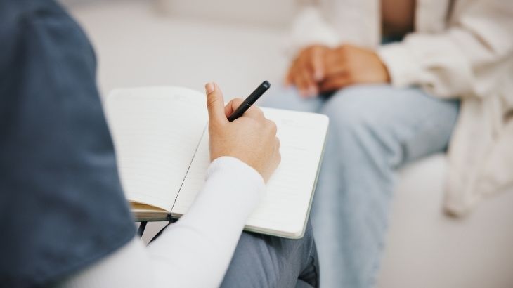 Psikoterapi ve danışmanlık süreçleri kişilerin yaşadıkları tecrübeyle baş etmelerine yardımcı olur.