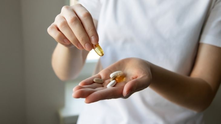 Magnezyum, badem, ıspanak ve tam tahıllar gibi doğal besinlerde bolca bulunur ve vücudun ihtiyacını karşılamada önemlidir.