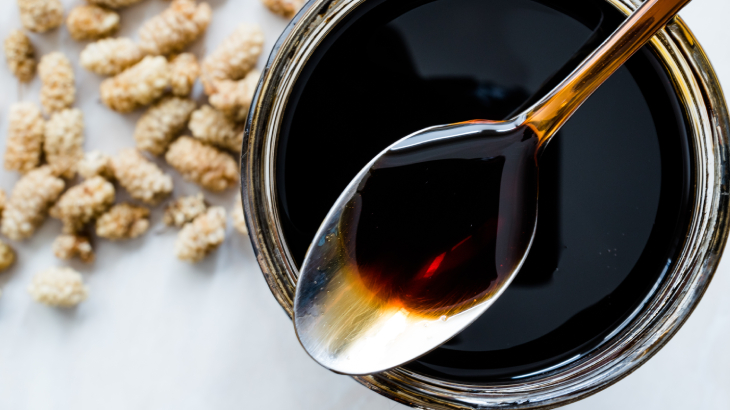 Karadut şurubu, olgun karadut meyvelerinin su ve şekerle kaynatılmasıyla hazırlanan doğal bir tatlandırıcıdır. 