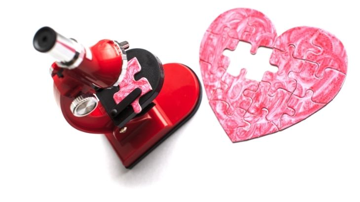 Tanı sürecinde ekokardiyografi ve transözofageal görüntüleme gibi özel testlerle bu açıklığın varlığı ayrıntılı şekilde değerlendirilebilir.