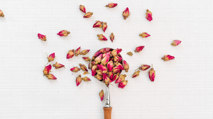 Tonik olarak kullanılan gül çayı iltihaplanmayı azaltarak cilde canlı bir görünüm verir.