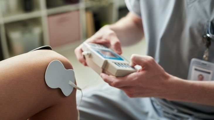 Tedavi sürecinde eklem ağrılarını azaltmak için düzenli egzersiz ve fizik tedavi önemlidir.