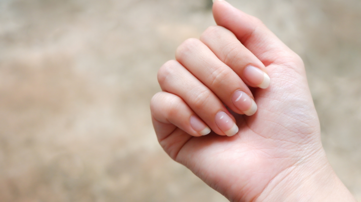 Yetersiz beslenme, D vitamini eksikliği ya da bazı kronik hastalıklar, kandaki kalsiyum düzeyinin düşmesine neden olabilir. 