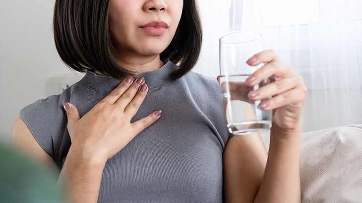 Boğaz kaşıntısı genellikle alerjenlere maruz kalma, enfeksiyonlar veya çevresel tahriş edicilere bağlı olarak gelişir. 