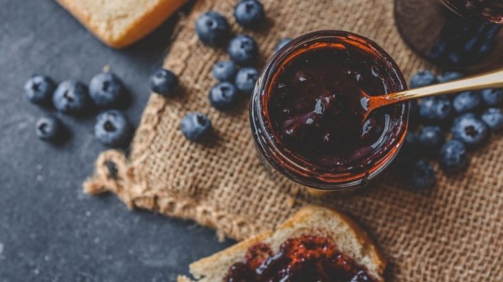 Yaban mersini reçeli şekerli ve şekersiz olarak iki şekilde hazırlanabilir