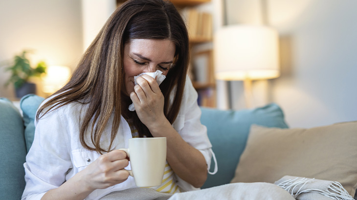 Hafif vakalarda su tüketimini arttırmak, nemli ortamda bulunmak ve bitkisel destekler kullanmak kaşıntıyı azaltabilir. 
