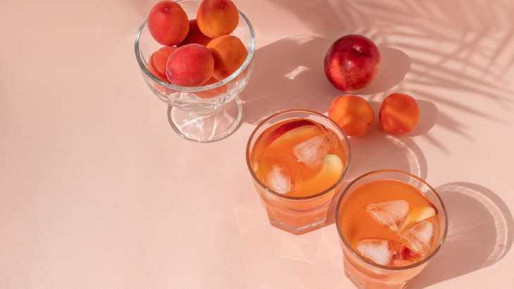 Şeftaliler kaynatılıp ezildikten sonra süzülerek elde edilen bu içecek, isteğe göre limon suyu veya çok az şekerle zenginleştirilebilir.