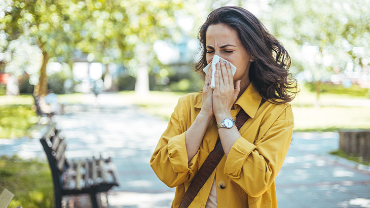 Polenler ve hayvan tüyü gibi çevresel faktörler boğazda kaşıntıya sebep olabilir.