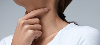 Tiroit, gırtlak kanseri gibi baş boyun kanserlerinin 6 belirtisi