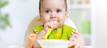 Bebeğinizi ek gıdaya geçirme yöntemleri