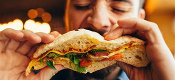 Sesimizi kötü etkileyen 8 alışkanlık