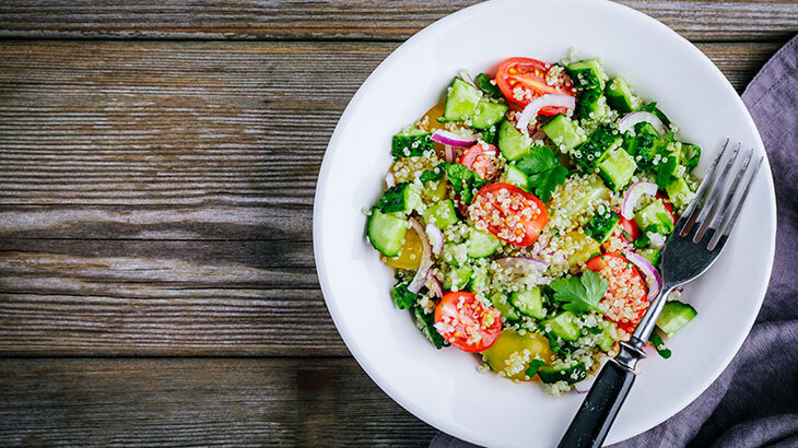 Renkli kinoa salatası